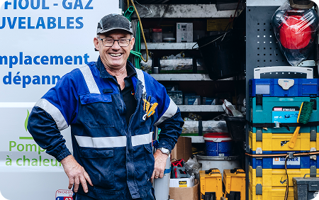 Technicien souriant devant son camion d'intervention