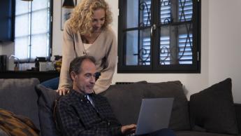 clients qui consultent leur tablette