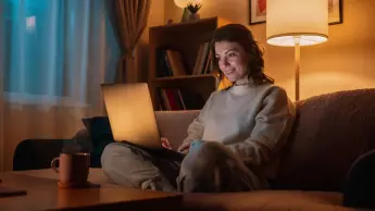 dame qui consulte les prix du fioul