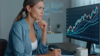 dame inquiète qui compare les prix du fioul en hausse