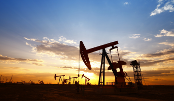 Le marché du pétrole se rééquilibre rapidement selon l’AIE