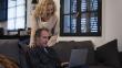 clients qui consultent leur tablette