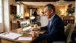 directeur d'hôtel qui paie ses factures de fioul en ligne