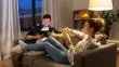 couple en train de lire dans le salon