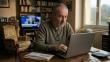 homme regardant les prix du fioul en hausse