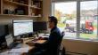 client qui suit le cours du fioul sur son ordinateur