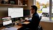 client qui suit le cours du fioul sur son ordinateur