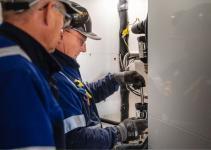 techniciens réalisant l'entretien de chaudière
