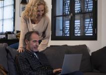 clients qui consultent leur tablette