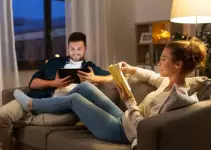 couple en train de lire dans le salon