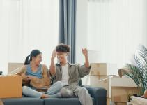 Couple assis dans le canapé qui parle de travaux