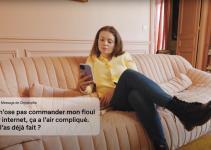 Dame qui commande son fioul sur son canapé