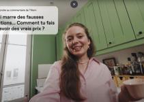 Jeune femme qui lit un SMS