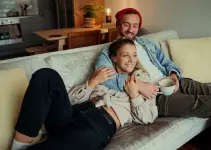 couple assis dans le salon