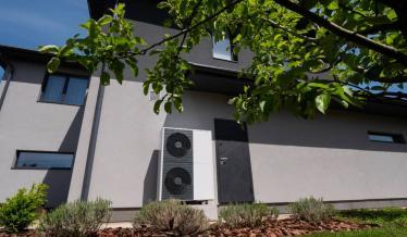 pompe à chaleur devant une maison
