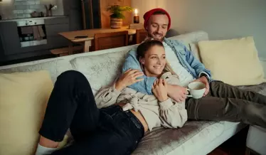 couple assis dans le salon