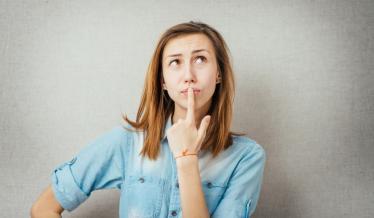 femme qui réflechit