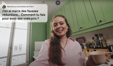 Jeune femme qui lit un SMS