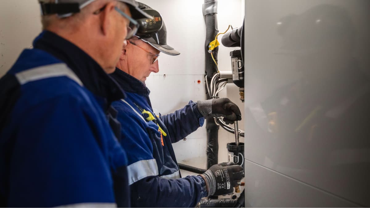 techniciens réalisant l'entretien de chaudière