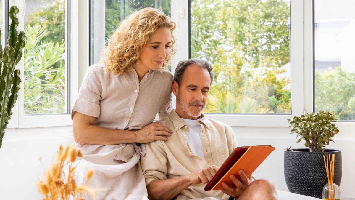 clients qui consultent leur tablette