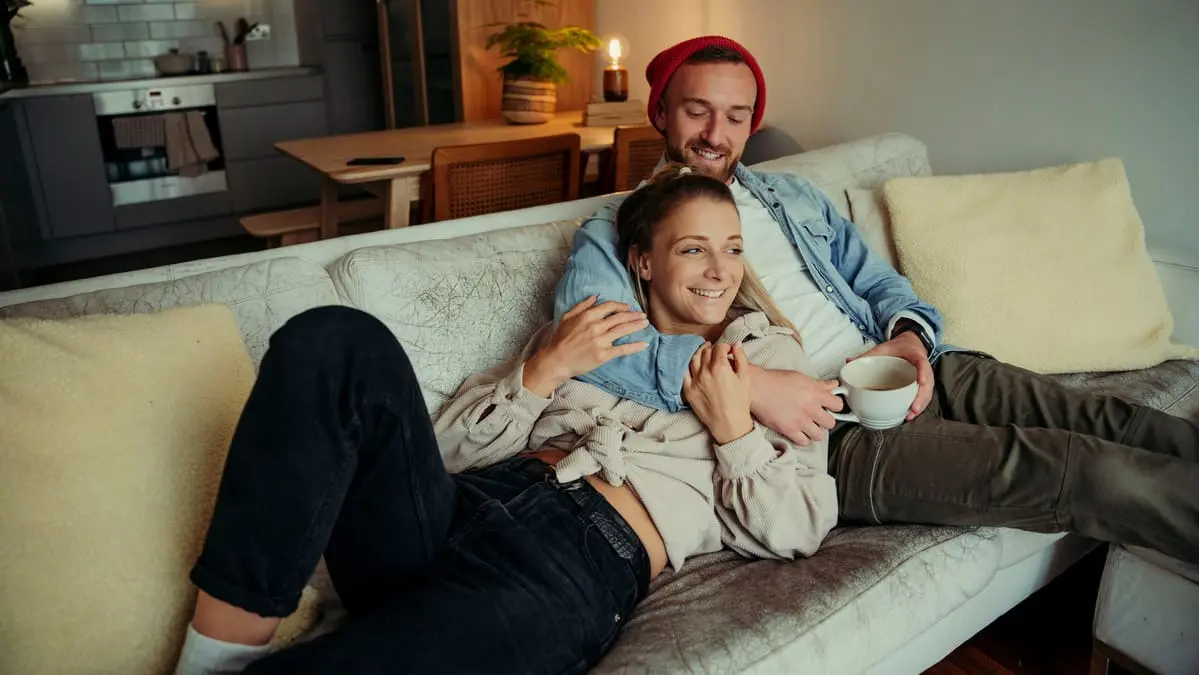 couple dans le salon sur le canapé