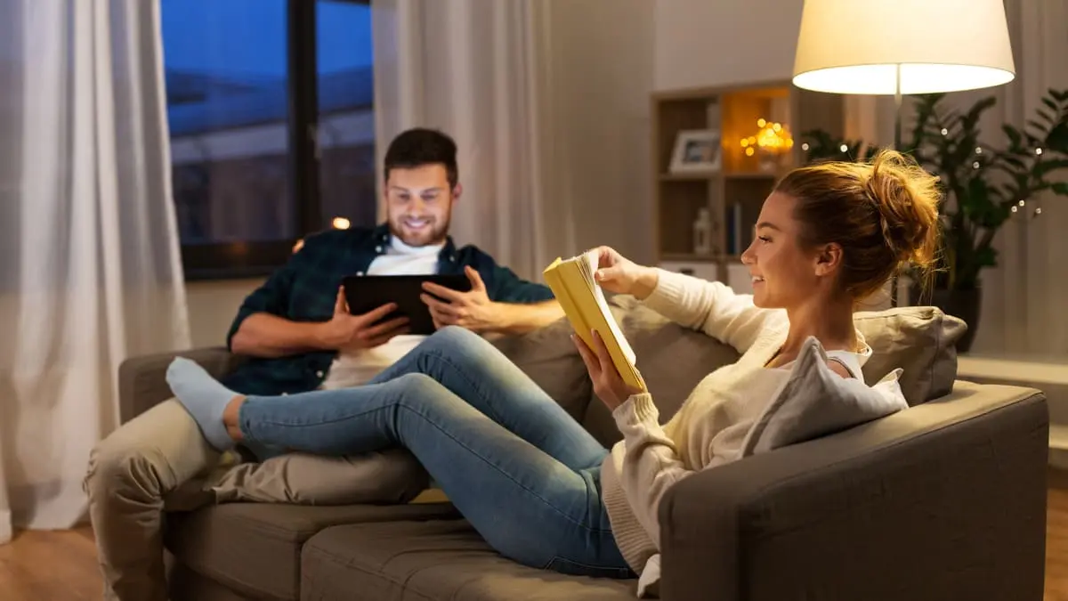 couple lit dans le salon