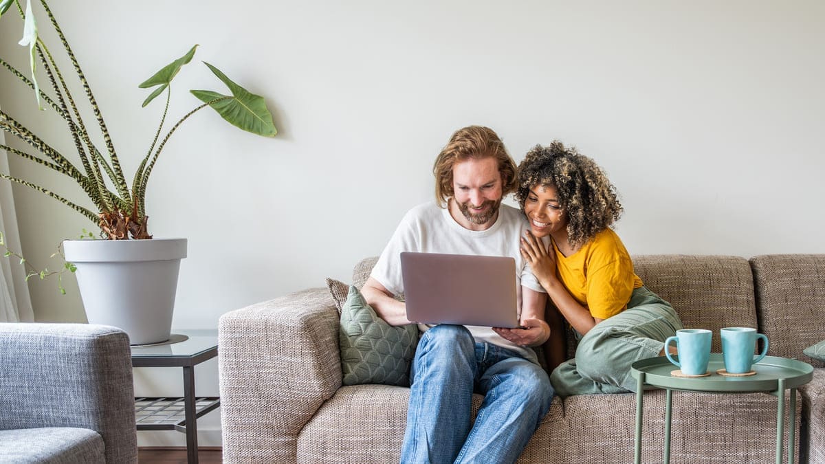 couple assis sur le canapé