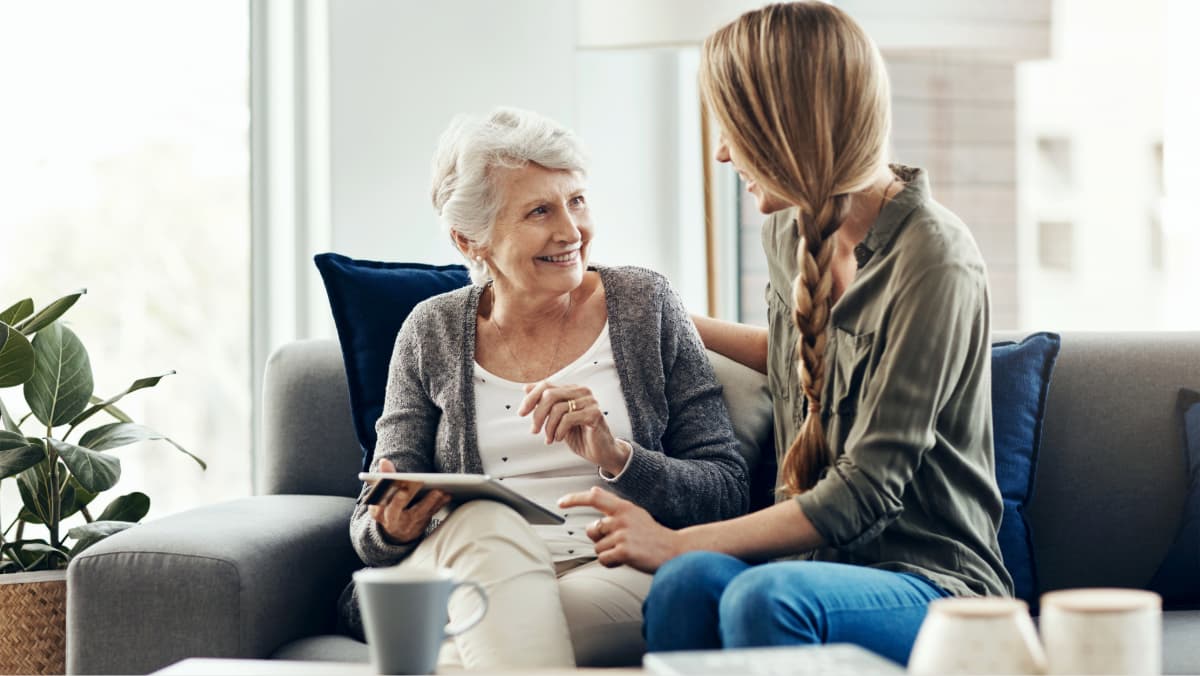 dame âgée avec sa fille en train de parler