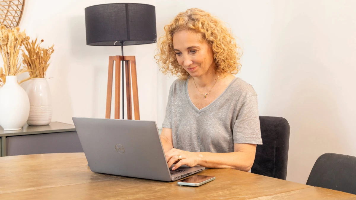 dame qui consulte les prix du fioul sur internet