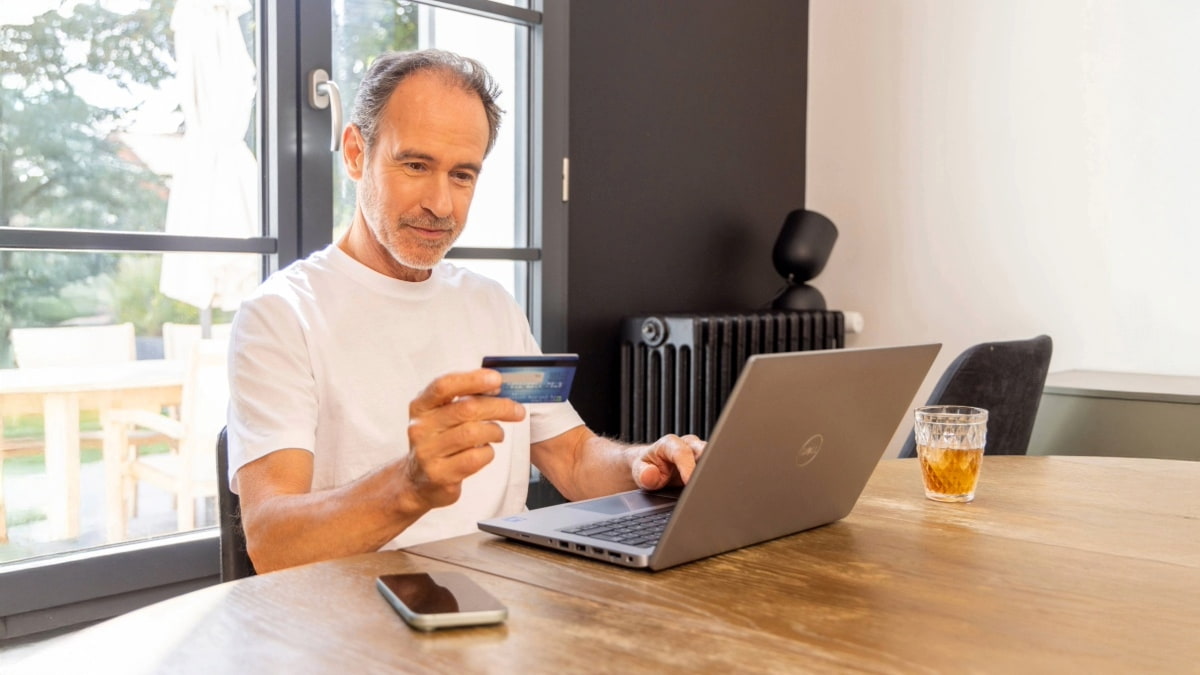 homme qui paie en ligne sur son ordinateur