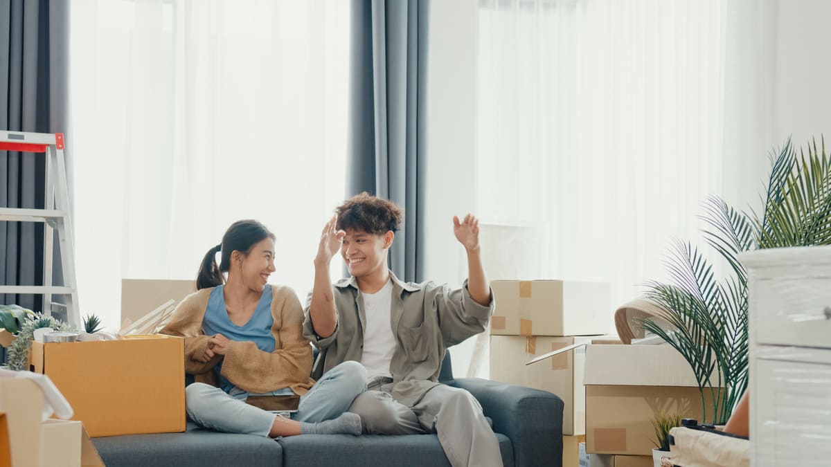 Couple assis dans le canapé qui parle de travaux