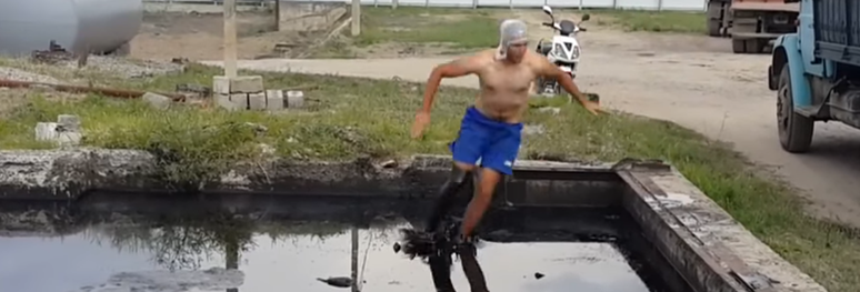Un Russe plonge dans un réservoir de fioul